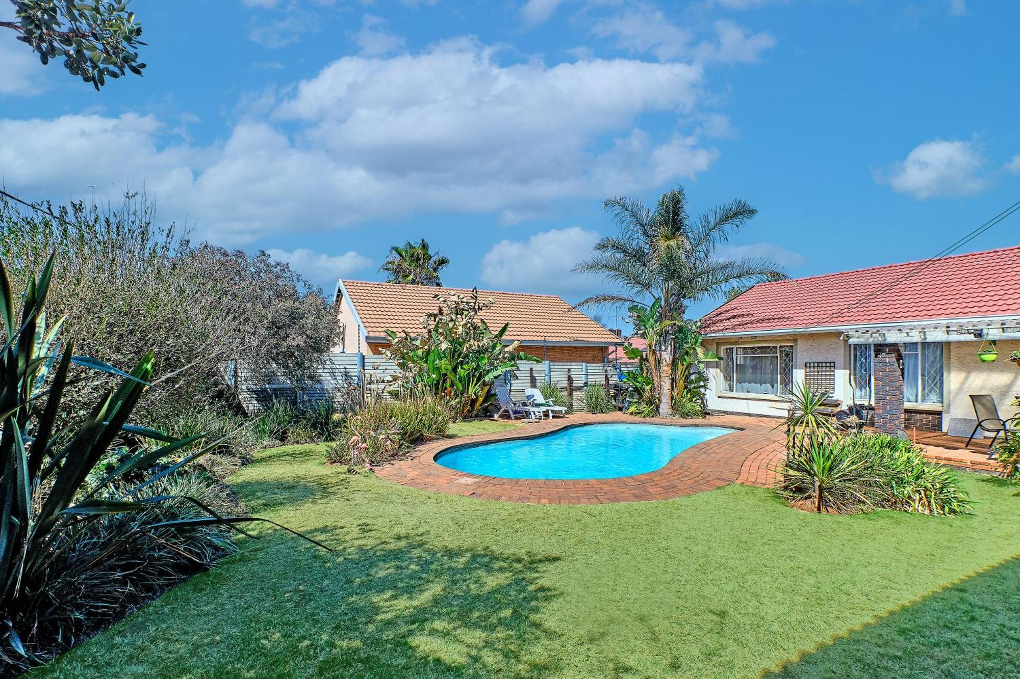 Large 1 Bedroom Cottage, 15 Min From Or Tambo Airport, With Backup Power And Water Germiston Exterior photo