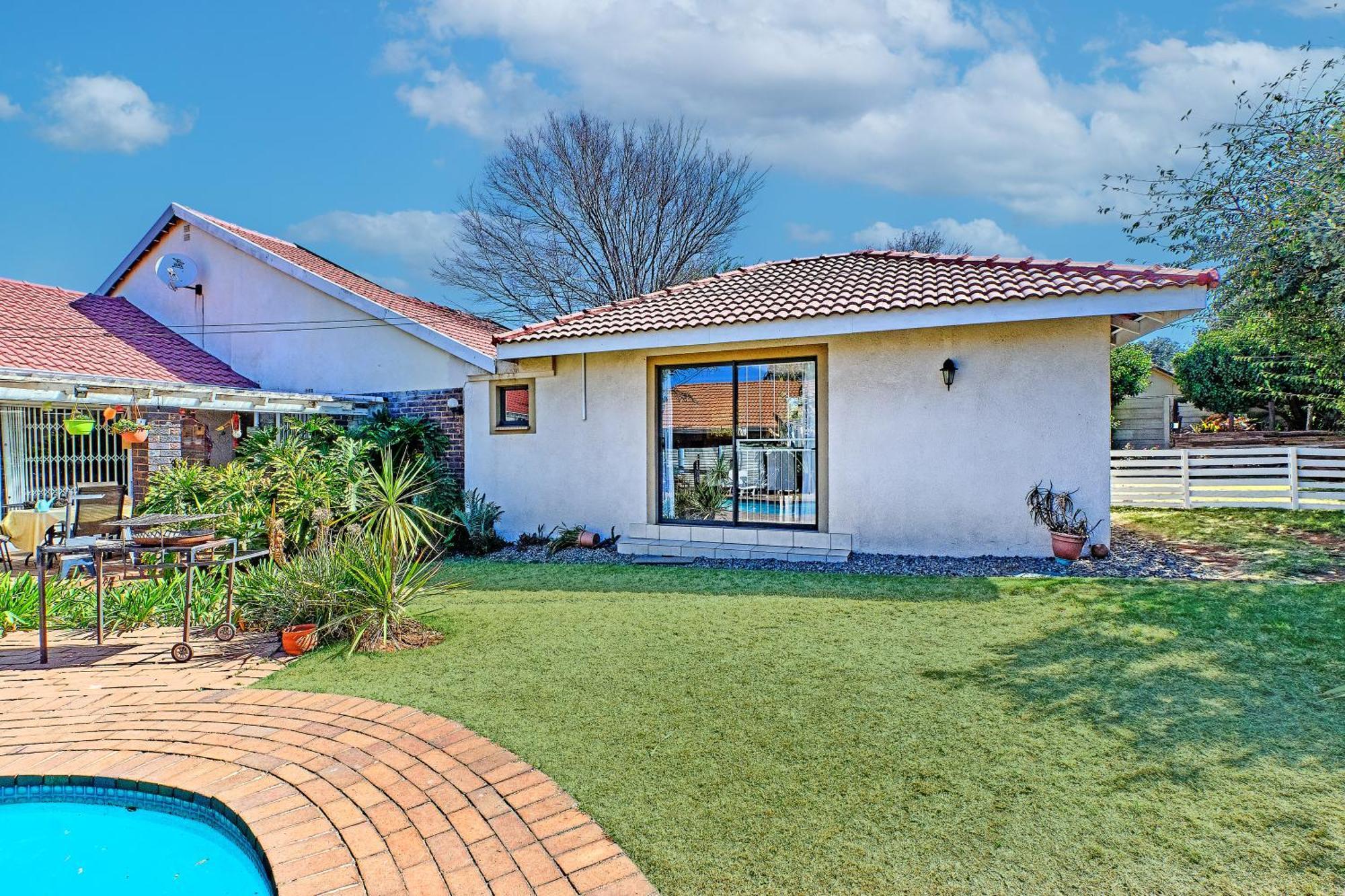 Large 1 Bedroom Cottage, 15 Min From Or Tambo Airport, With Backup Power And Water Germiston Exterior photo